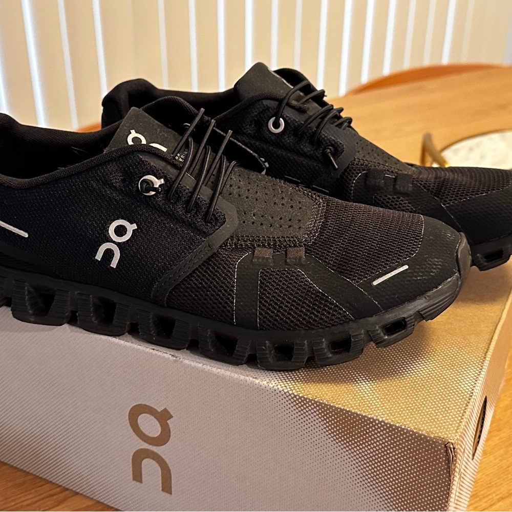 On Cloud 5 black/black sneakers - size 8.5